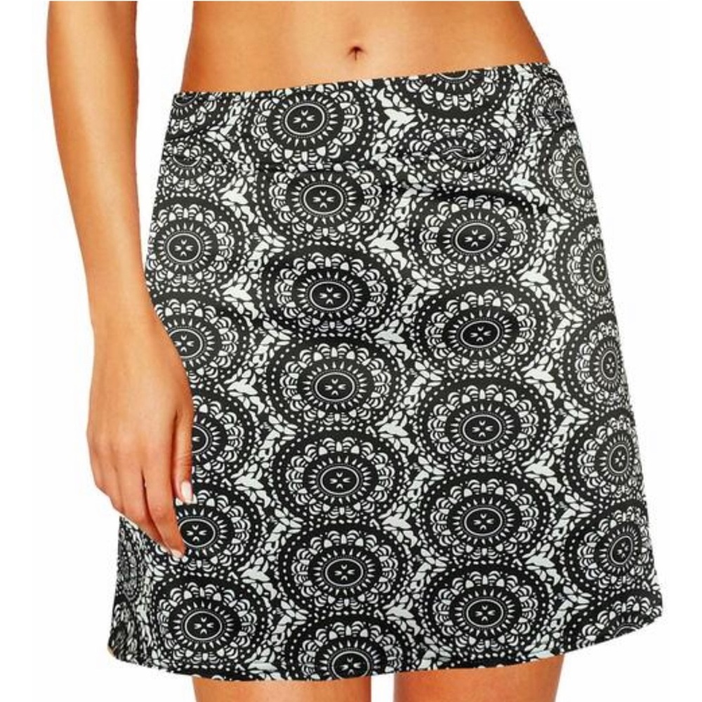 OYAMIKI || Black & White Geometrical Skort. XL